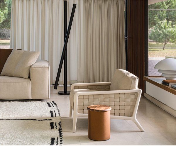 IOLE LOUNGE CHAIR